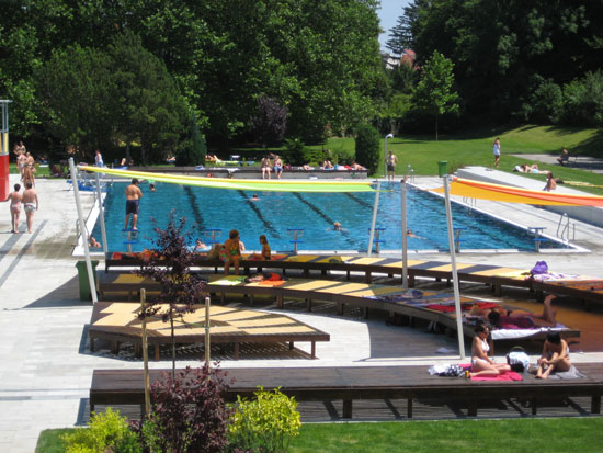 Im Zuge der aufwendigen Sanierung des Außenbereiches wurde ein neues Schwimmerbecken mit 6 FINA-Startsockeln errichtet