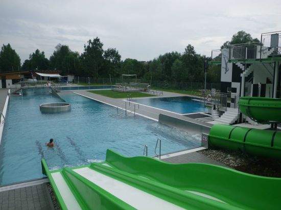 Mehrzweckbecken mit Rutschenanlage und Schaukelbucht