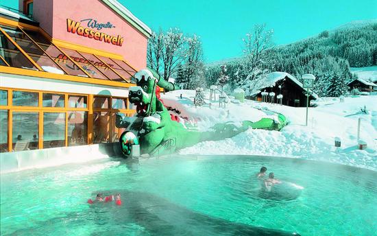 Aussenbecken mit Rutschensicherheitsauslauf und mittig situierter wasserüberspülter Insel.
Der Winterbetrieb von Schwimmbecken aus Edelstahl Rostfrei ist kein Problem.