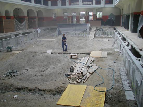 Bauphase: Vorbereitungsarbeiten für Auskleidung in Edelstahl - Einbau Rutschensicherheitsauslauf.