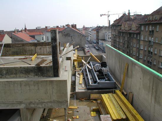 Bauphase:
Baumaßnahmen für Dachterrassenbecken.