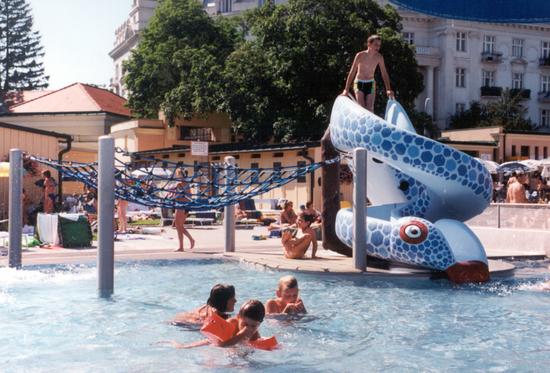 Kinderplanschbecken mit Kinderrutsche "Schlange" und Kletternetz.