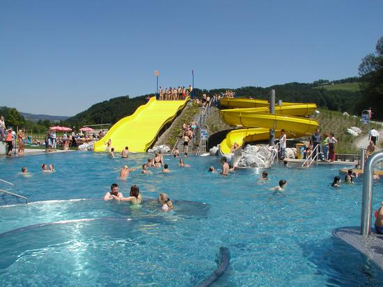 Mehrzweckbecken mit Großwasserrutsche und Breitrutsche.