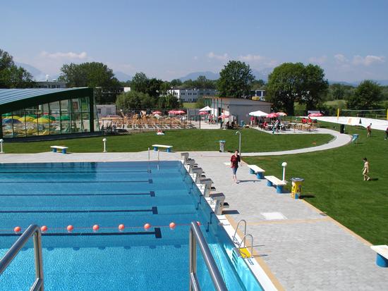 Blick von Sprungturm auf Schwimmerbereich des Mehrzweckbeckens.