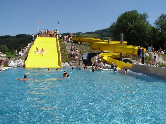 Breitrutsche und Grosswasserrutsche für ein abenteuerliches Rutschenerlebnis.