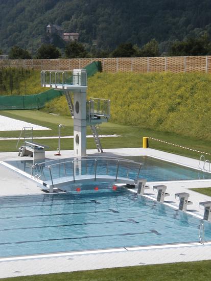 Klar getrennter Sprung- und Schwimmerbereich im Mehrzweckbecken.