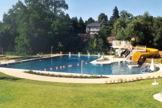 Mehrzweckbecken mit klar getrennten Schwimmer- und Erlebnisbereich für ungestörten Badenspass.