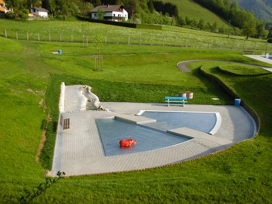 Das Kinderbecken ist mit 2 höhenversetzten Becken mit Verbindungsrutsche und Spieltier ausgestattet. Als weitere Attraktion ist im Bereich des Kinderbeckens ein Spielbach situiert.