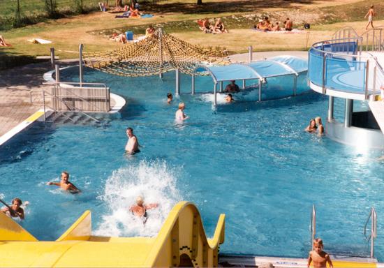 Das Erlebnisbecken mit seinen Attraktionen bietet erfrischenden Spass in heißen Badesaisonen.