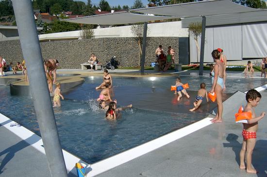 Das Kinderplanschbecken ist in mehreren Beckenbereichen auf verschiedenen Ebenen angelegt. Die Beschattung über einen Teil der Beckenanlage sorgt für geschütztes Badevergnügen auch bei starker Sonneneinstrahlung.