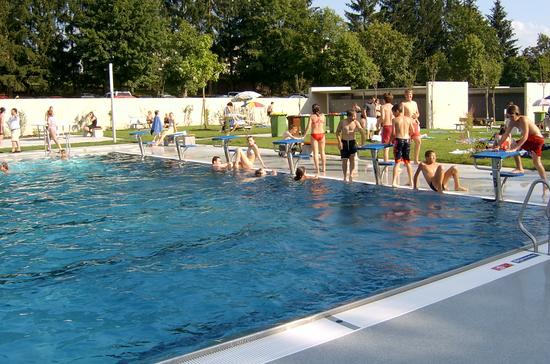 Das Schwimmerbecken wurde mit den modernen Startsockeln von Berndorf Bäderbau ausgestattet.