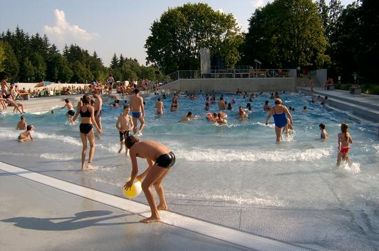 Stranderlebnis und pure Urlaubsfreude - das Wellenbecken als besondere Attraktion!