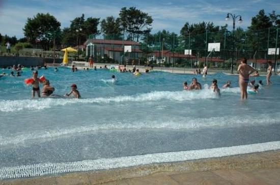 Basen ze sztuczn&#261; fal&#261;. Aquapark Sanatorium Panorama Morska Jaros&#322;awiec