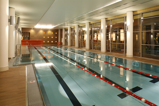 Sportlich ungestörtes Schwimmen ermöglicht das 25-Meter-Schwimmbecken.