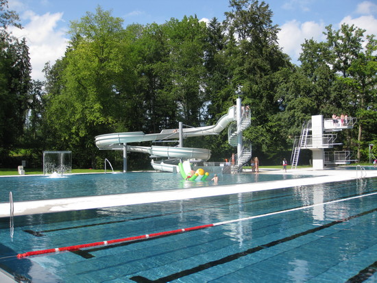 Mehrzweckbecken mit Erlebnis- und Sportbereich.