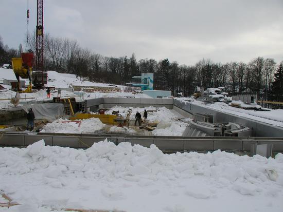 Baupahse im Winter. Die Beckensanierung in dieser Jahreszeit gewährleistet einen rechtzeitigen Beginn der Badesaison.