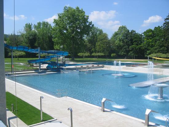 Schöne Sicht auf den Schwimmer- und Nichtschwimmerbereich mit einigen Attraktionen