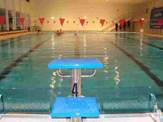 Sportbecken mit Schwimmbahnen und Startsockel.