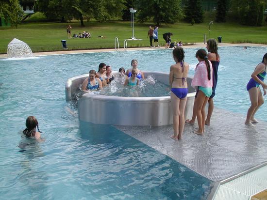 Badevergnügen in der Schaukelbucht. Im Hintergrund eine Schwalldusche.