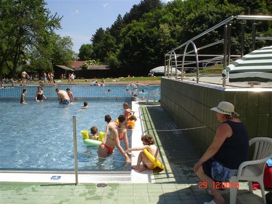 Nichtschwimmerbereich durch ein Geländer vom Schwimmerbereich getrennt 